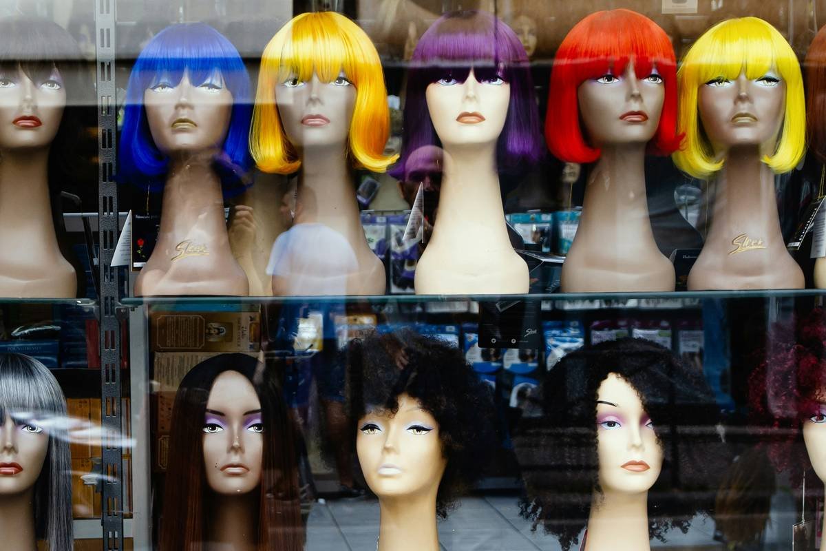 Comparison chart showing human vs. synthetic ponytail extensions: texture, heat tolerance, price, and blending ability