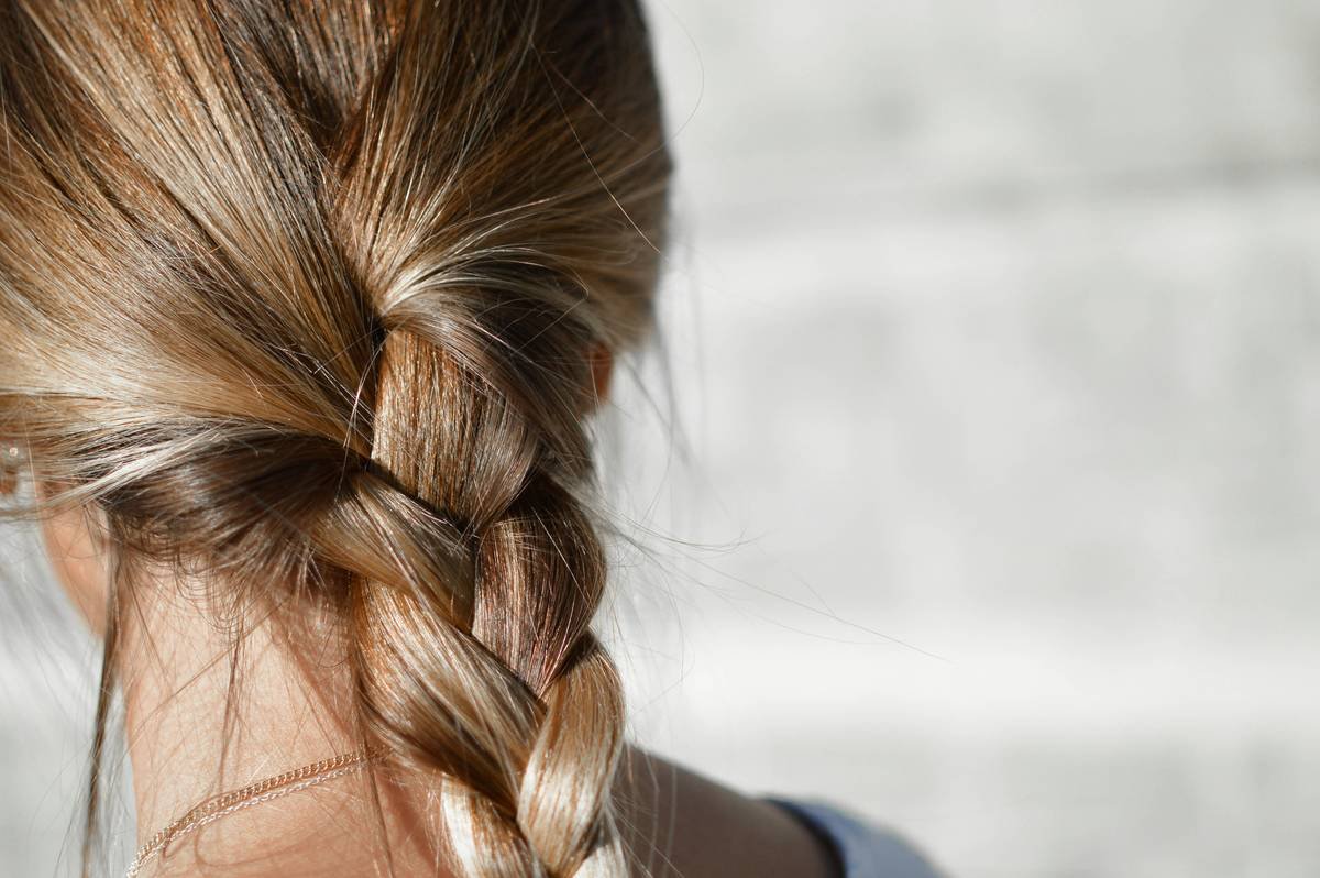 How to Master the Natural Ponytail: Effortless Style That Actually Stays Put