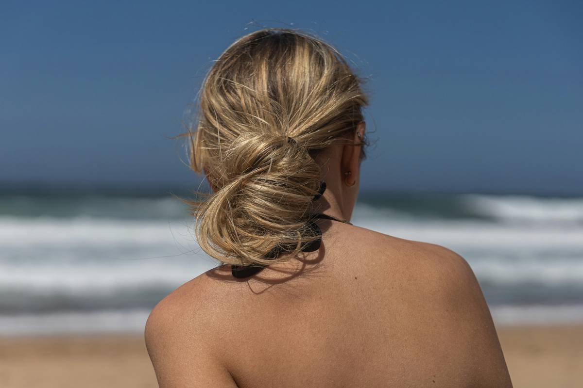 Infographic showing common quick ponytail mistakes: uneven parting, too-tight band, no prep, wrong elastic type