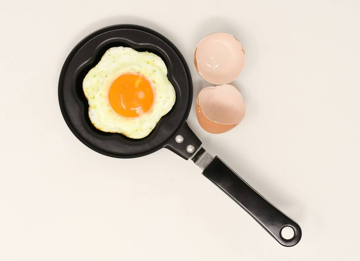Infographic showing water fill lines for soft, medium, and hard-boiled eggs in a 6-egg capacity electric egg boiler