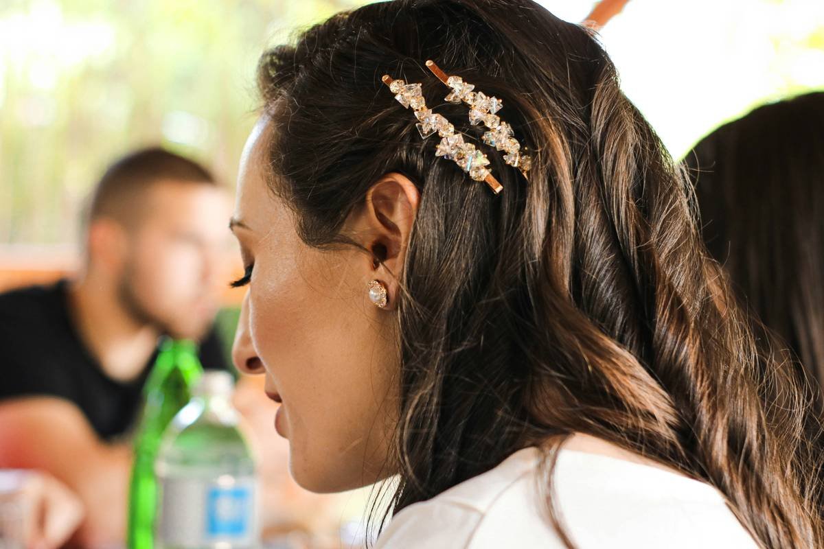 Diagram comparing three ponytail extension clip types: spring-loaded clamp, wide-grip claw, and dual-barrette design with grip ratings and best hair types