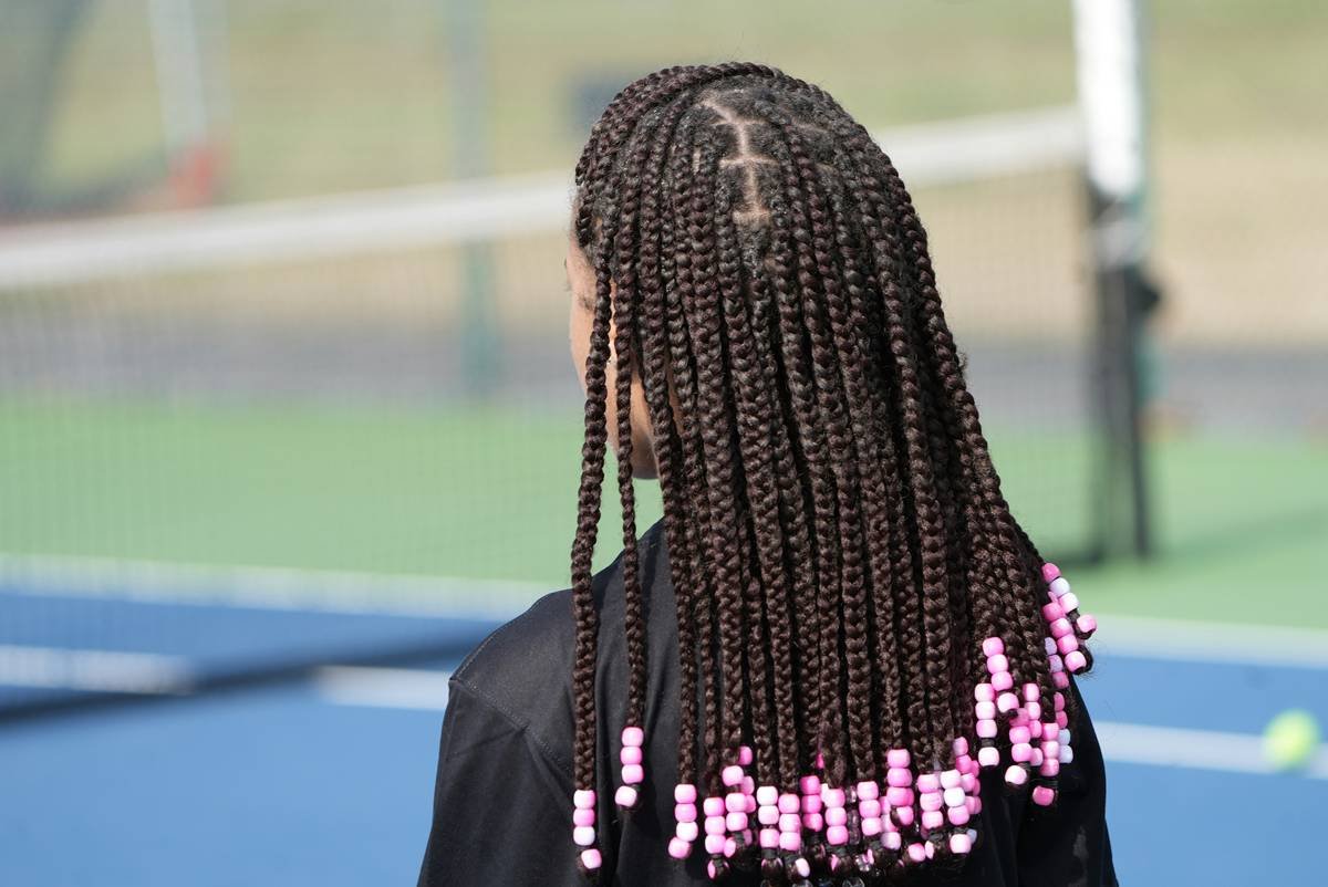 Infographic showing 5 types of braided ponytails: classic three-strand, fishtail, rope twist, Dutch braid integrated, and bubble braid with labels and hair texture suitability