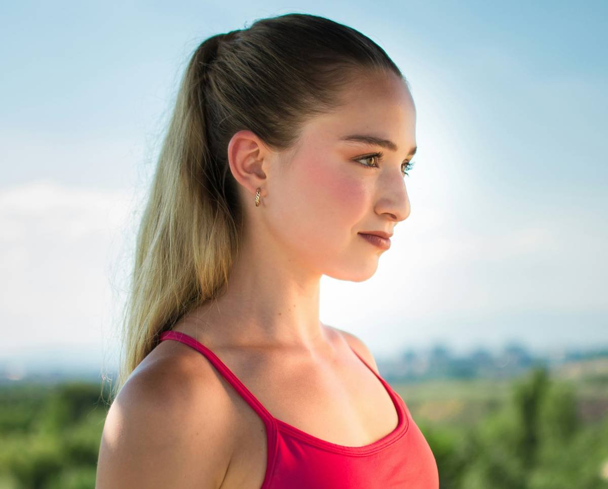 Woman wearing durable casual hairdos with double-band ponytail technique