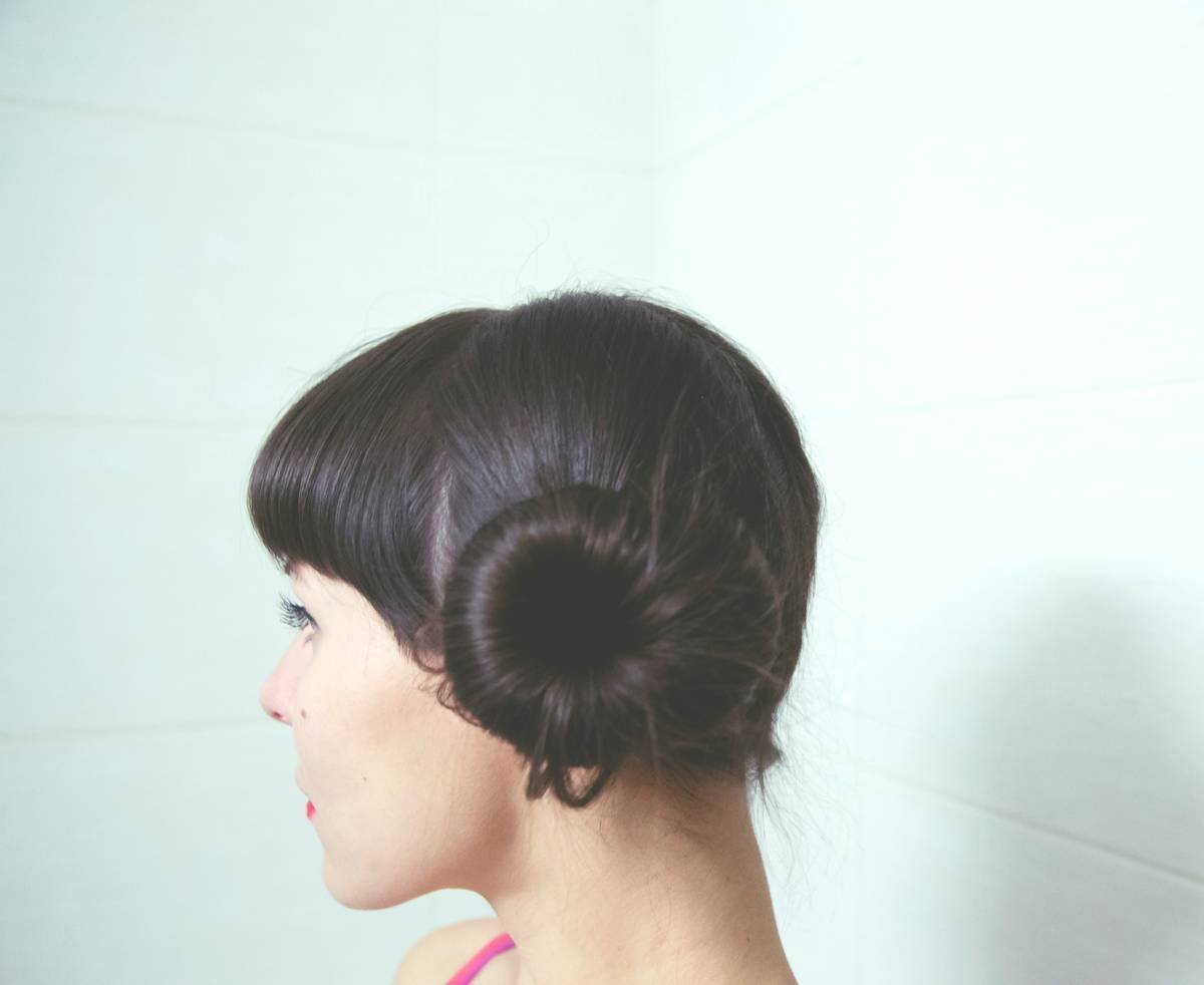 Woman wearing a relaxed casual hair ponytail with face-framing strands and textured ends